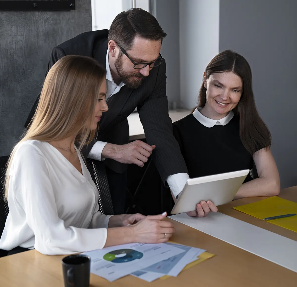 medium-shot-people-working-together-img